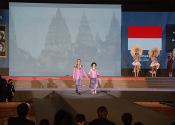 Kombinasi Batik dan Thai Silk Meriahkan Grand Thai Silk Fashion Extravaganza